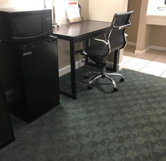 스위트 킹사이즈 침대, Super 8 By Wyndham Taylorville Il