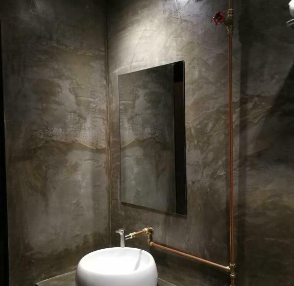 اتاق لوکس با تخت بزرگ, The Rise Room
