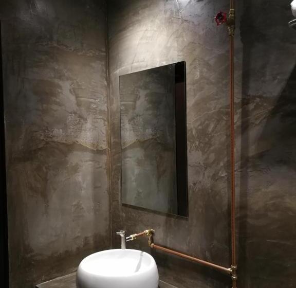 エコノミールーム, The Rise Room