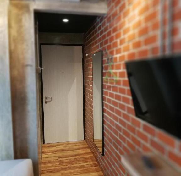 اتاق اکونومی, The Rise Room