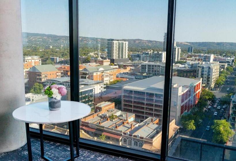 סוויטת ג'וניור, Crowne Plaza Adelaide, An Ihg