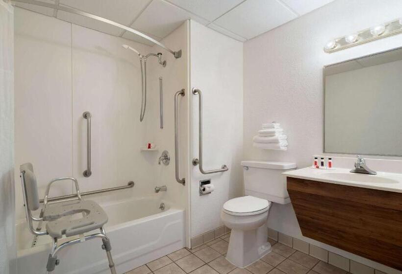 Номер Deluxe Адаптированный для Инвалидов, Super 8 By Wyndham Portland Me