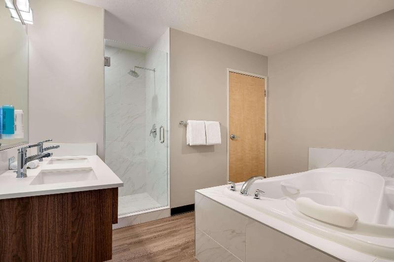 Люкс Кровать Кинг, Park Inn By Radisson, Kelowna
