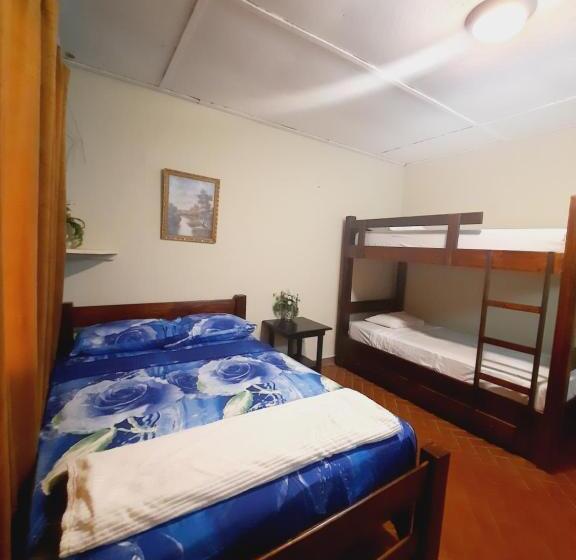 Quarto Estandar, Bluerock Hostal