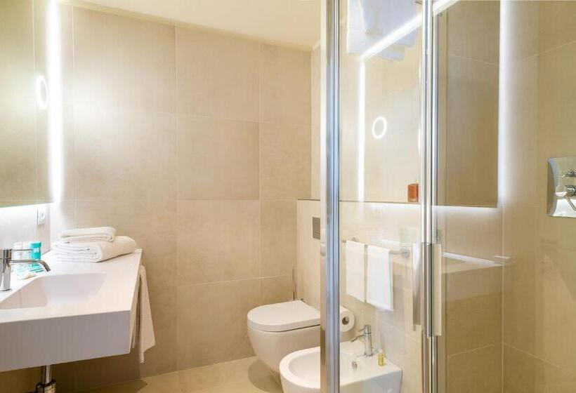 家庭间, Palace Lido Hotel & Suites