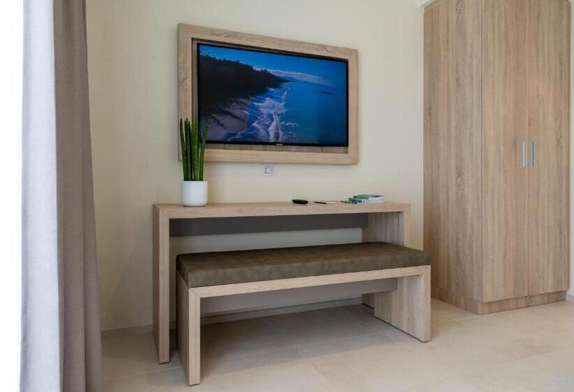 家庭间, Palace Lido Hotel & Suites