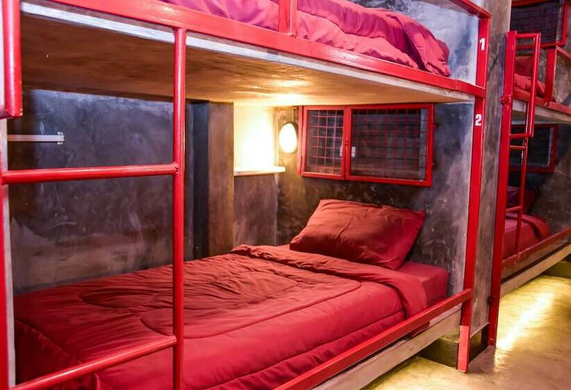 ルームシェアのワンベッド, Mad Monkey Luang Prabang