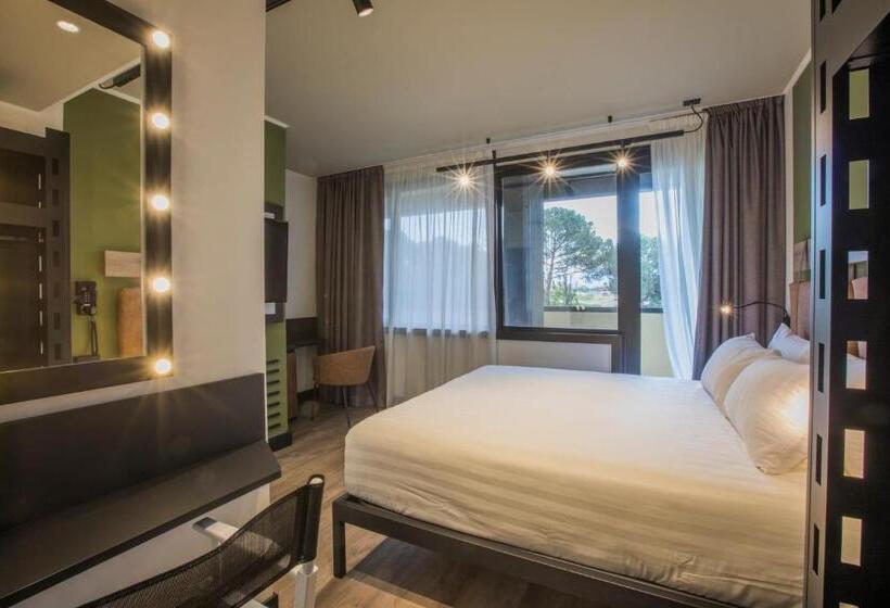 اتاق استاندارد با بالکن, Mercure Roma Cinecitta