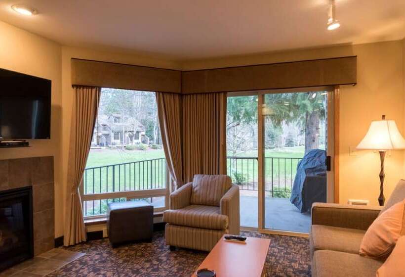 Люкс, Whispering Woods Resort