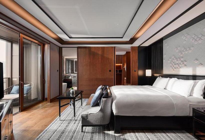Suite with lake view, Xianghu Xiaoyao Manor