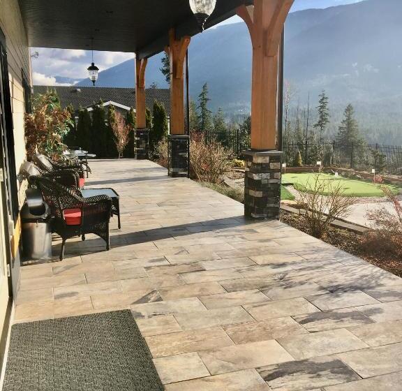 Люкс Повышенной Комфортности, Kootenay Wild Guest Suites
