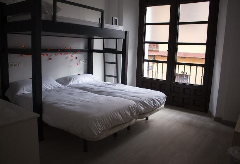 اتاق استاندارد سه نفره, Quartier Leon Hostel Barrio Húmedo