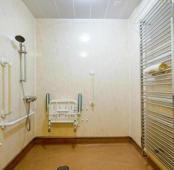 Четырехместный Номер Deluxe, Eastbank Hotel