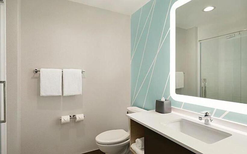 适合残疾人士使用的带超级大床的标准间, Avid Hotel Nashville South   Smyrna, An Ihg