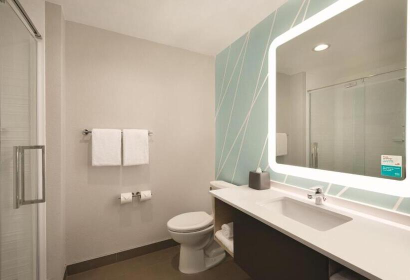 适合残疾人士使用的带超级大床的标准间, Avid Hotel Nashville South   Smyrna, An Ihg