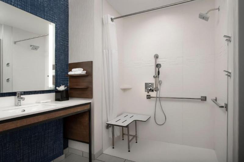 חדר סטנדרט עם מיטת קינג, Hilton Garden Inn San Jose Airport