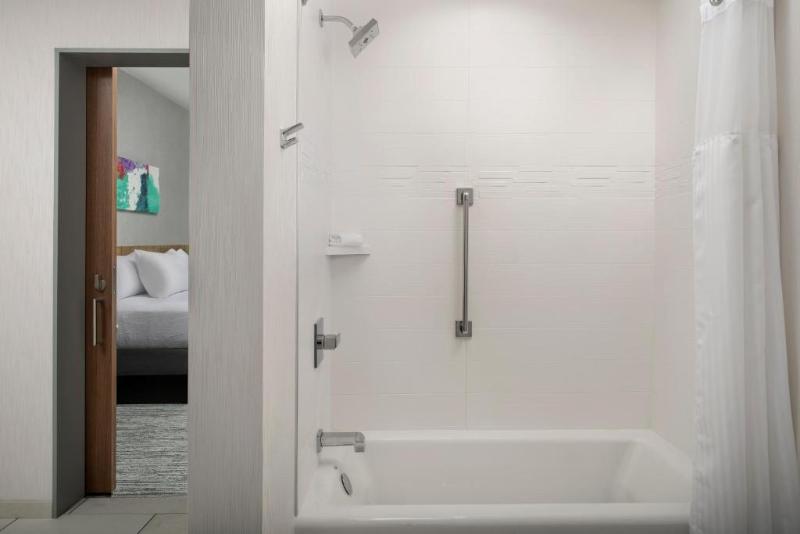 מיטת קינג בסוויטה, Hilton Garden Inn San Jose Airport