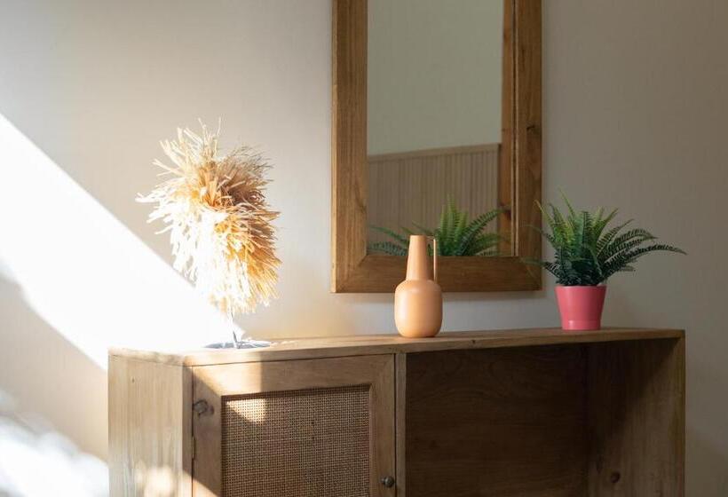 Номер Deluxe, Birdhouse