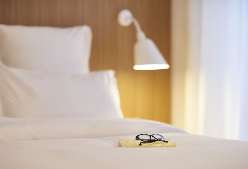 اتاق اجرایی, 9hotel Republique