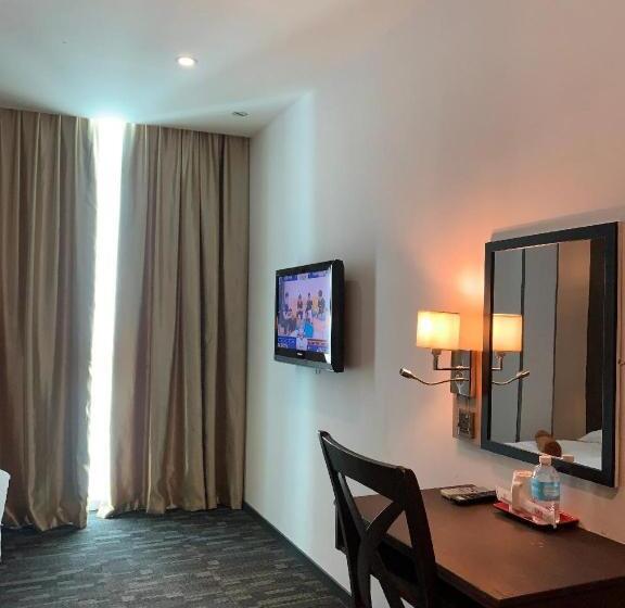 اتاق استاندارد یک نفره, The Room