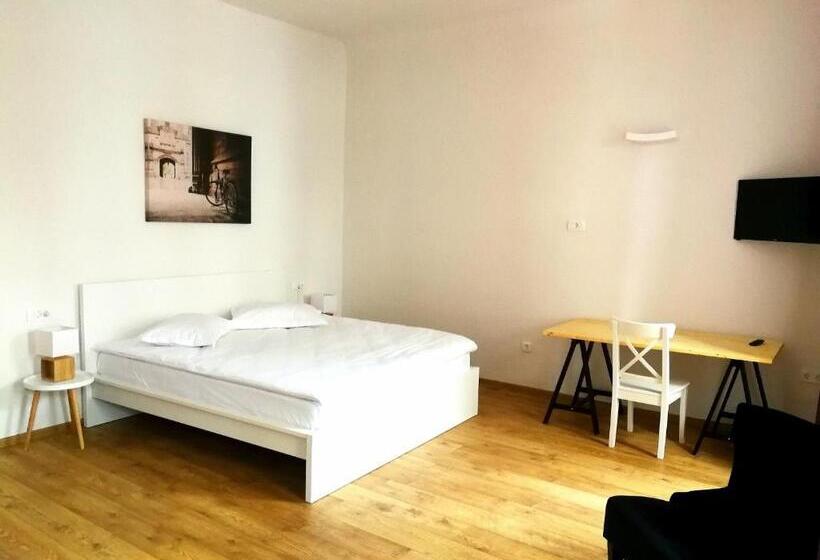 اتاق لوکس, Jules Home
