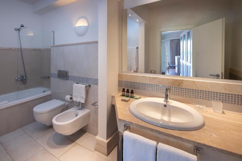 Номер Стандарт Вид на Сад, Chia Laguna   Hotel Village
