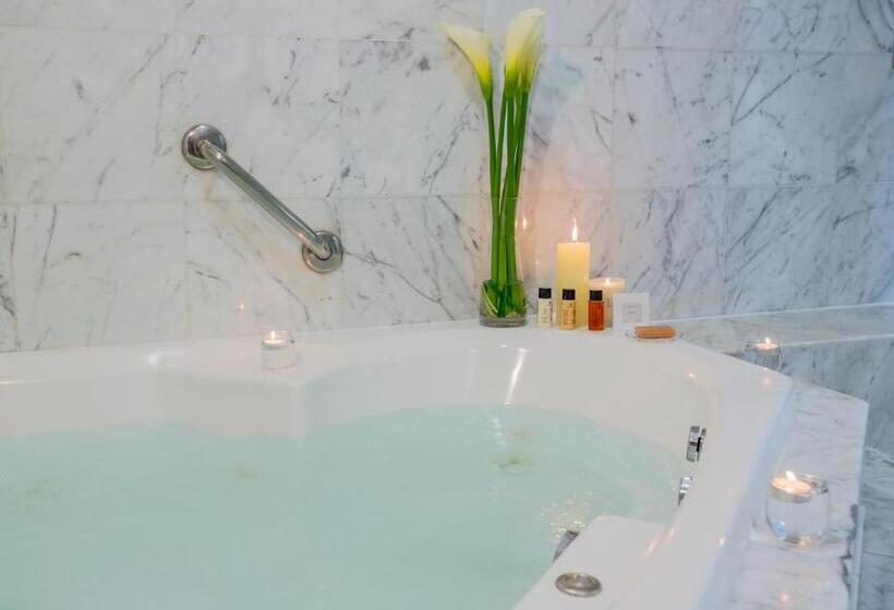 시니어 스위트, Delfines Hotel & Convention Center