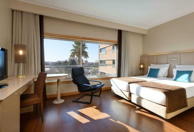 Номер Premium Вид на Бассейн, Tryp By Wyndham Porto Expo