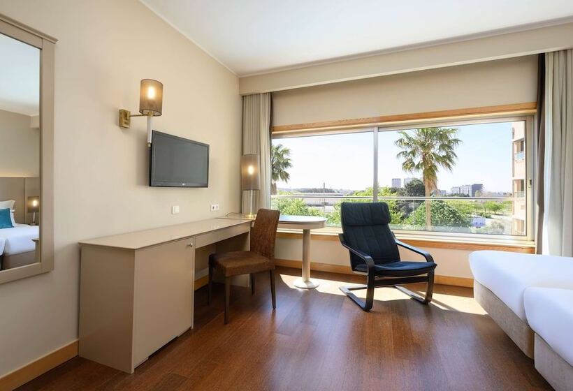 Номер Premium Вид на Бассейн, Tryp By Wyndham Porto Expo
