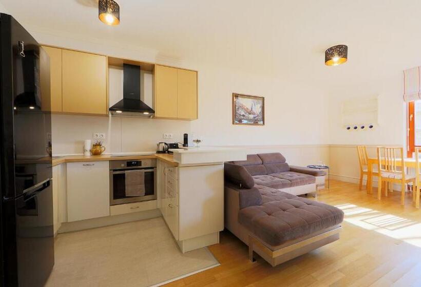 Апартаменты 1 Спальня с Балконом, The Bluedeck Wellness Apartment