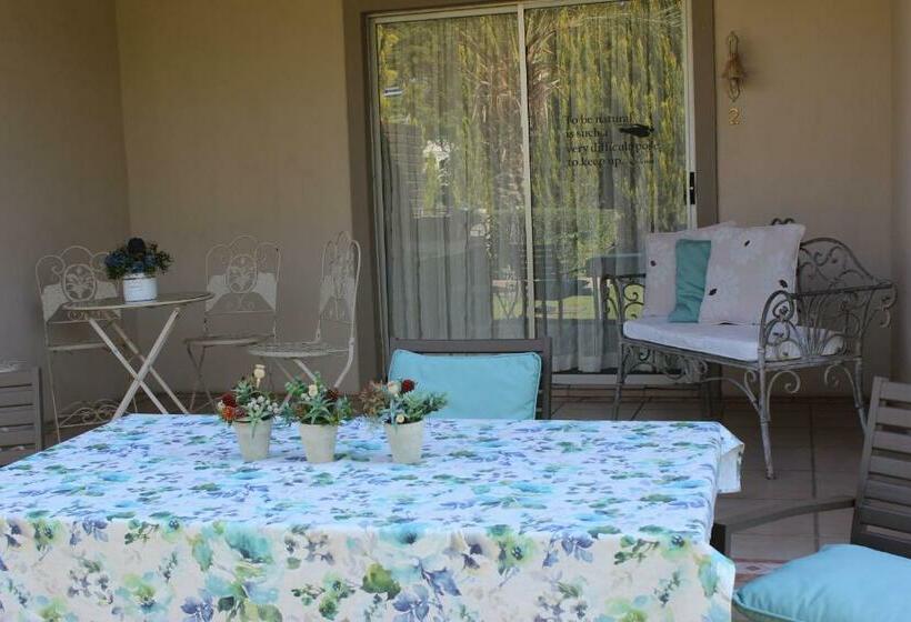 غرفة عائلية, The Falls Guest House