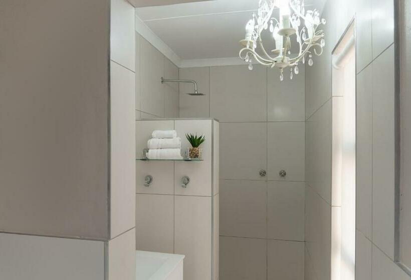 غرفة عائلية, The Falls Guest House