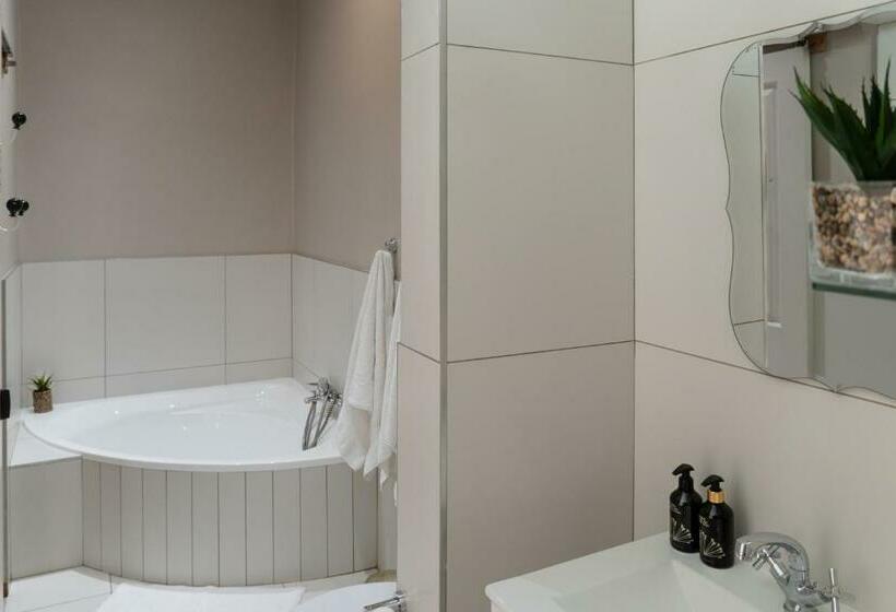 Семейный Номер, The Falls Guest House