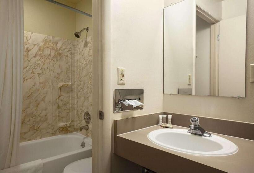 스탠다드 스튜디오, Super 8 By Wyndham Idaho Falls