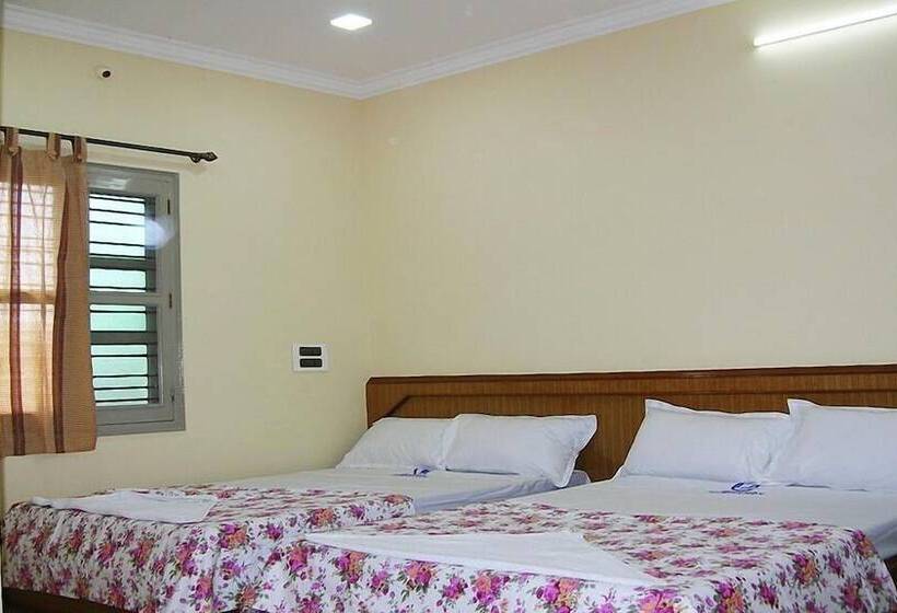 Номер Стандарт Трехместный, Pujitha Residency