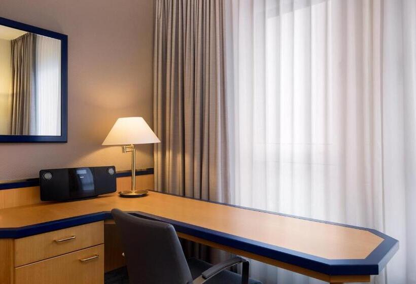 带特大床的标准间, Hi Hotel International Hamburg