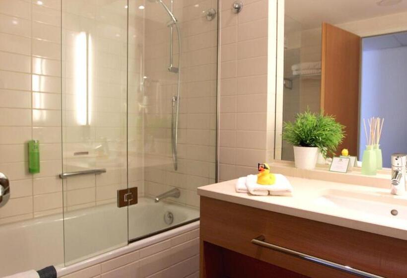 带特大床的标准间, Hi Hotel International Hamburg