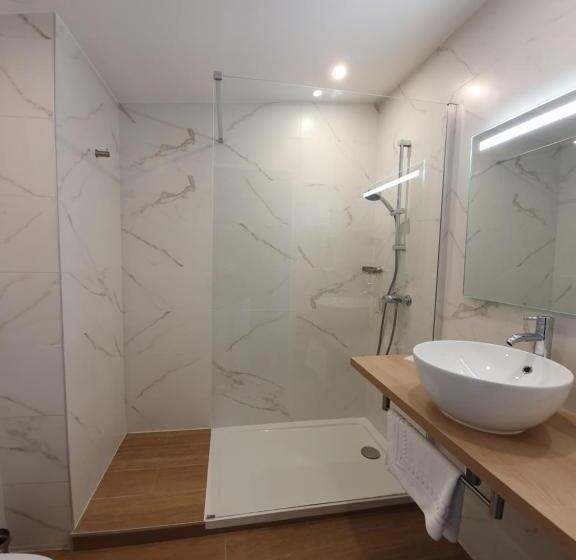 Четырехместный Номер Стандарт, Logis Clermotel   Hôtel & Restaurant