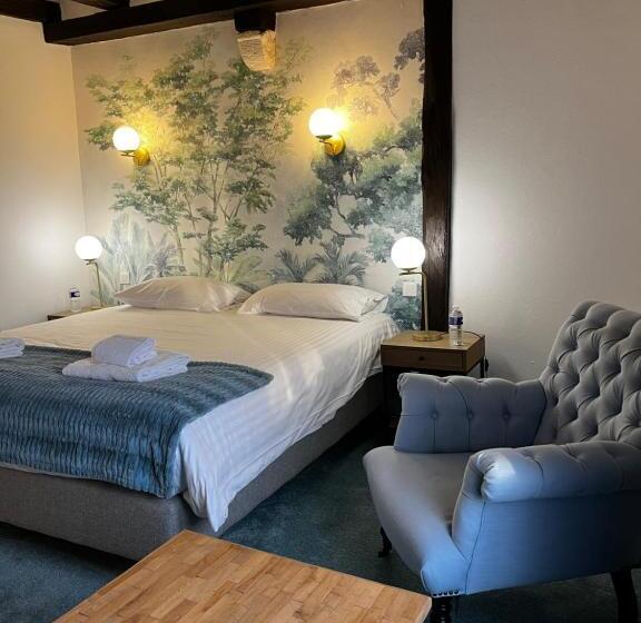 Четырехместный Номер Стандарт, The Originals Boutique, Hôtel Le George, Loches