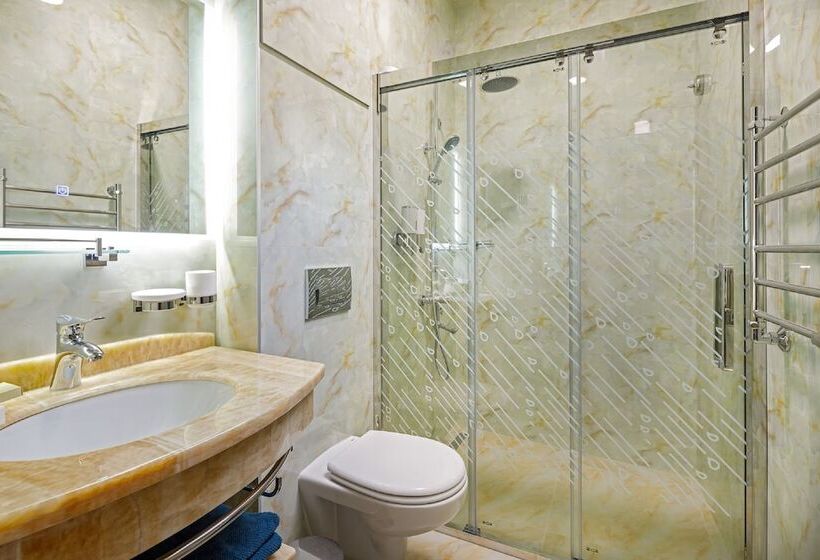 اتاق استاندارد, Mini Hotel Biography