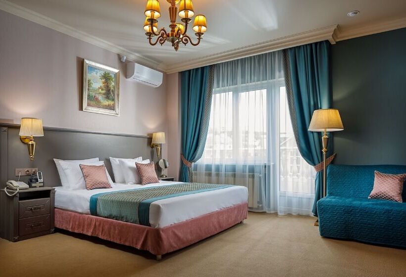 اتاق خانوادگی, Mini Hotel Biography
