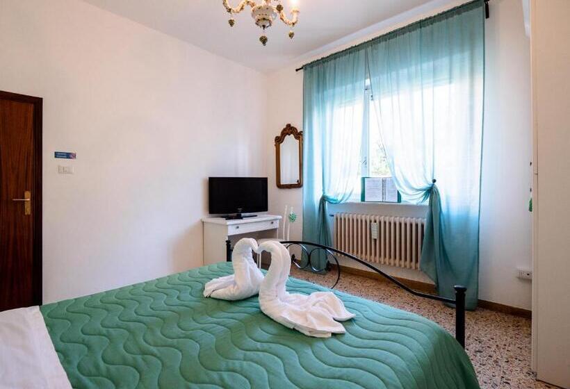 Трехместный Номер Стандарт Совместная Ванная, Casa Mafalda   Rooms, Friends And More Affittacamere   Guest House
