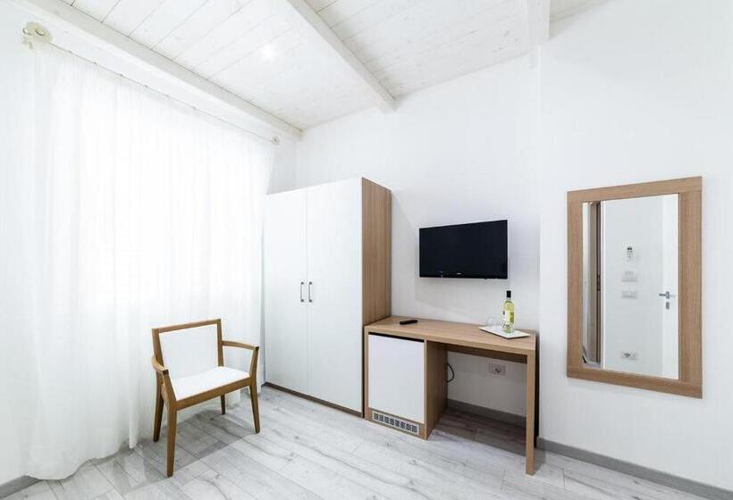 اتاق استاندارد, La Promenade Rooms & Suites
