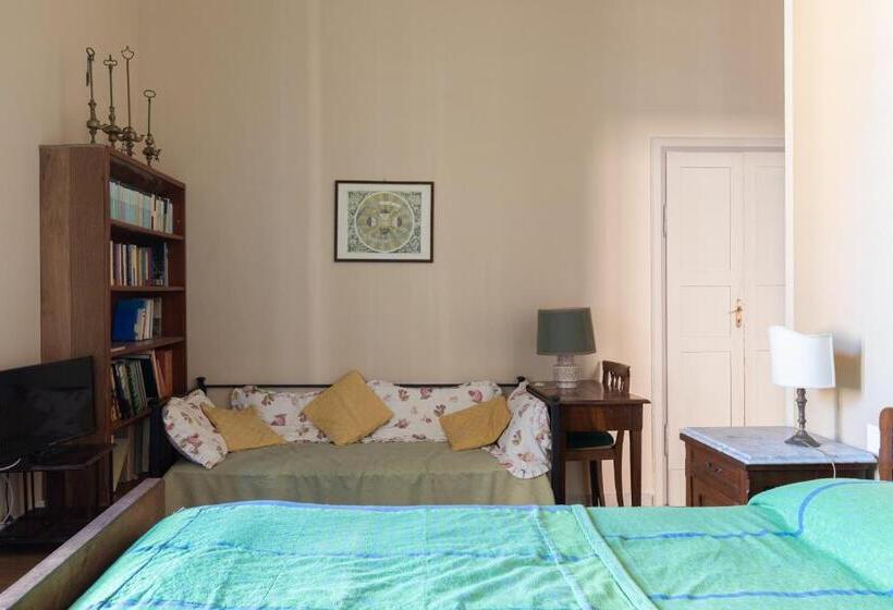 اتاق لوکس با چشم‌انداز شهر, Attico Luce B&b