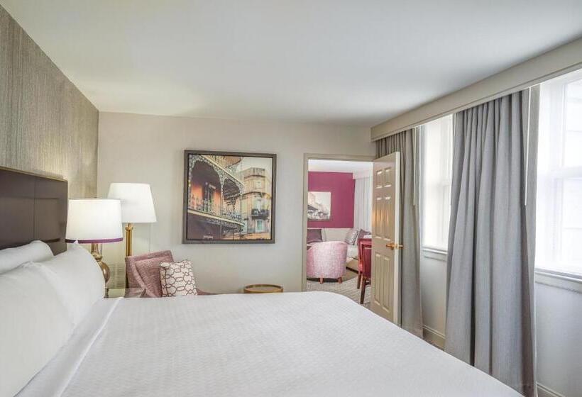מיטת קינג בסוויטה, Astor Crowne Plaza  Corner Of Bourbon Street