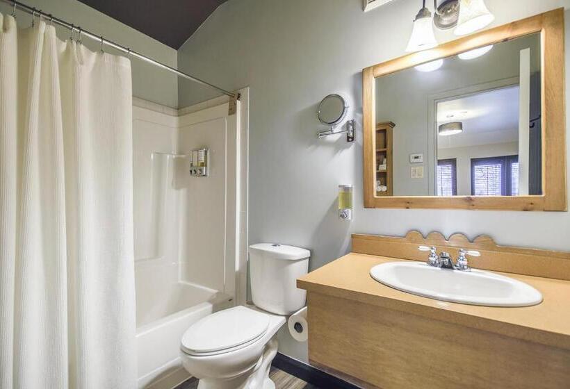 Четырехместный Номер Стандарт с Балконом, Auberge Du Lac Taureau