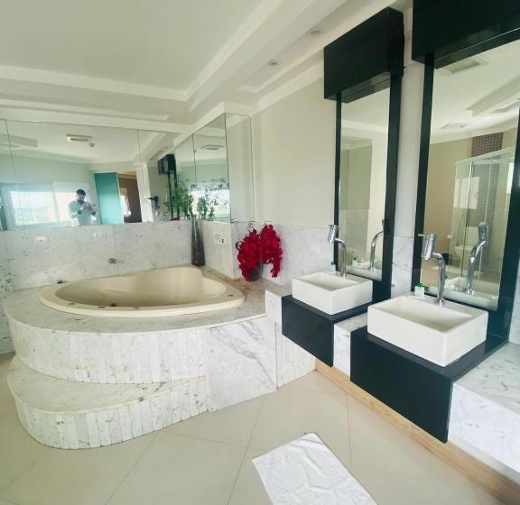 스위트 킹사이즈 침대, Shelton Palace