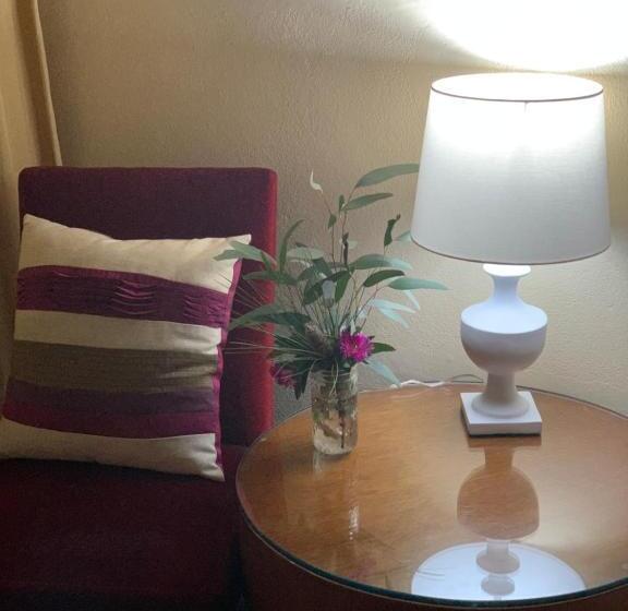 패밀리 룸, Temora Motel