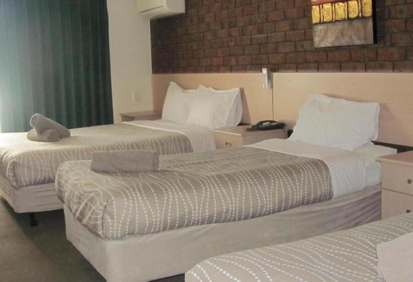 패밀리 룸, Bristol Hill Motor Inn