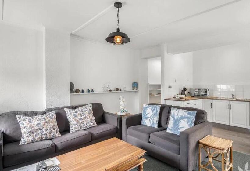 Family flat with sea view, Smugglers Rest Apartments Dover